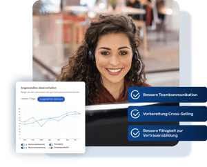 Junge Frau bei einem Sales-Training im Bereich Telekommunikation, sie trägt ein Headset und schaut auf ihren Computerbildschirm. In einem Fenster mit dem Titel 