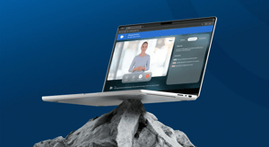 Ein Macbook oben auf dem Berg zeigt das Armaturenbrett von Retorio